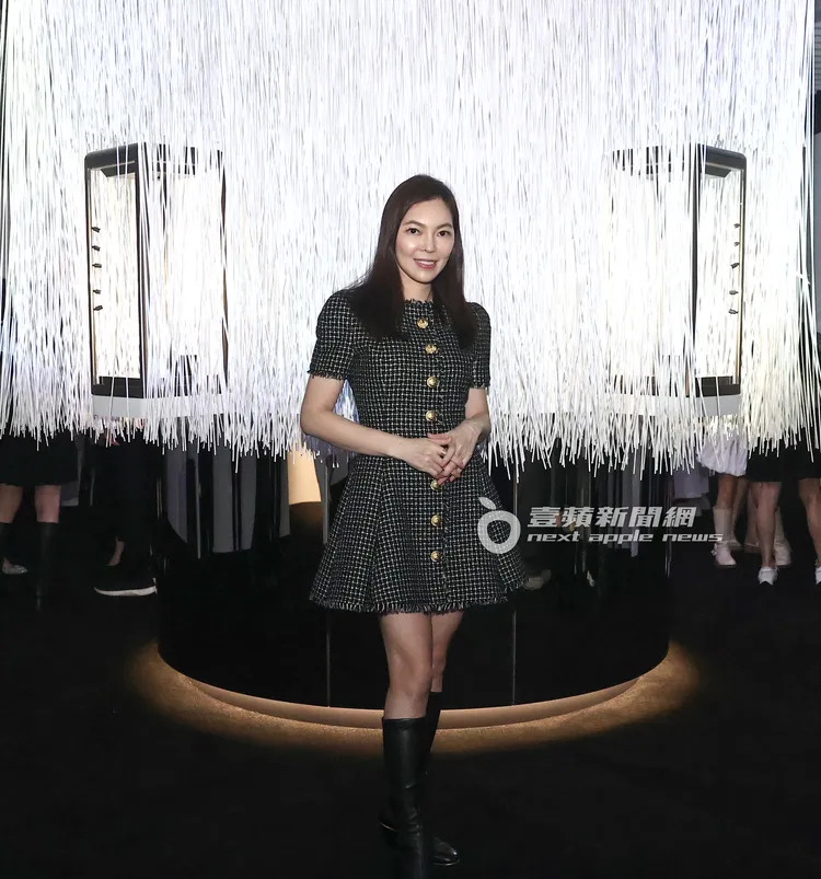 郭台銘夫人曾馨瑩著格子相間的連身洋裝，出席由Cindy Chao舉辦的珠寶展。特勤中心攝