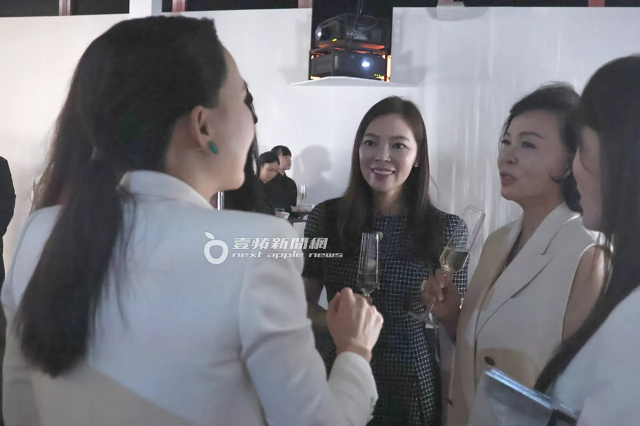 珠宝展举办人Cindy Chao与曾馨莹相谈甚欢。特勤中心摄