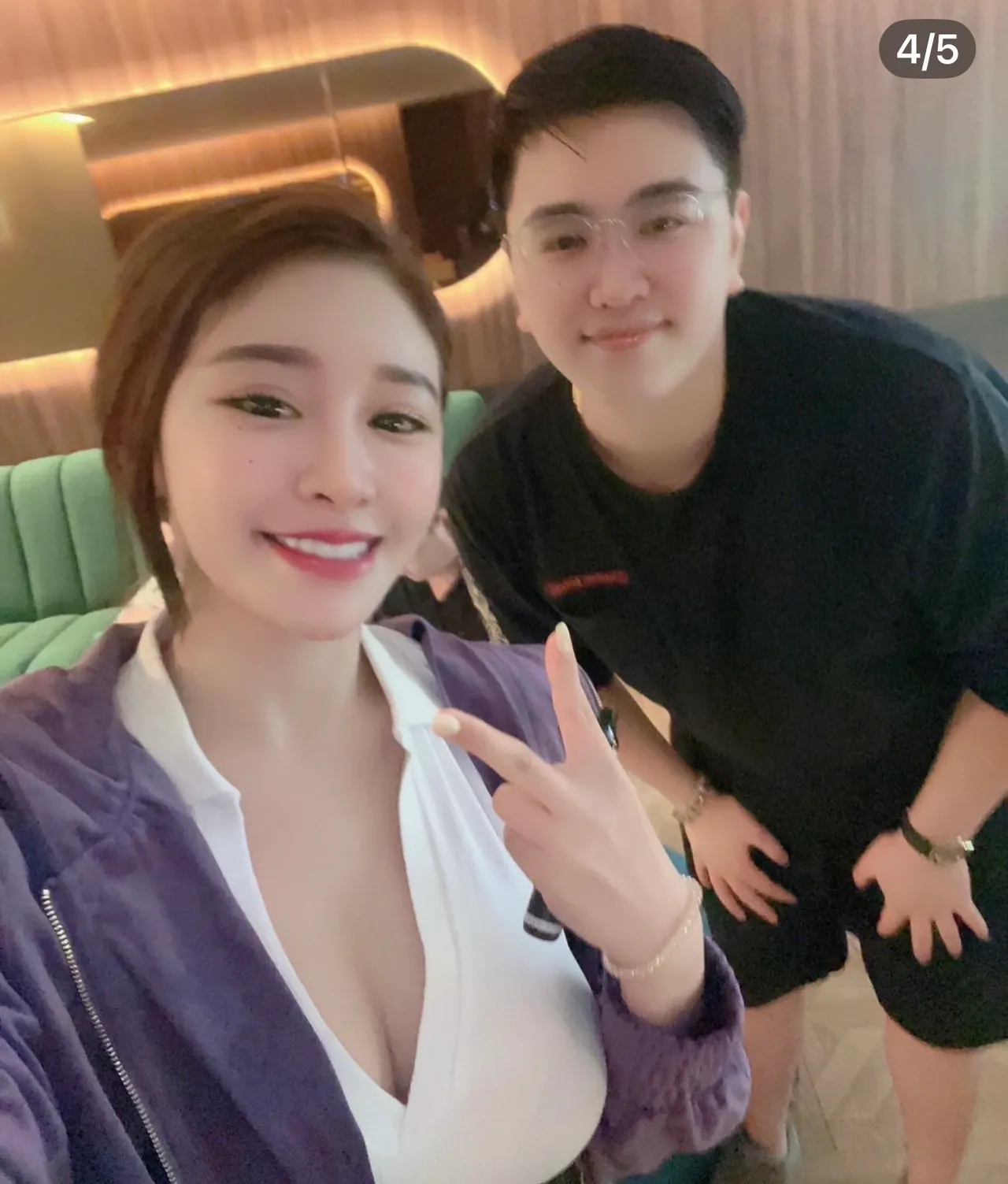 谢侑芯（左）与经纪人。翻摄IG