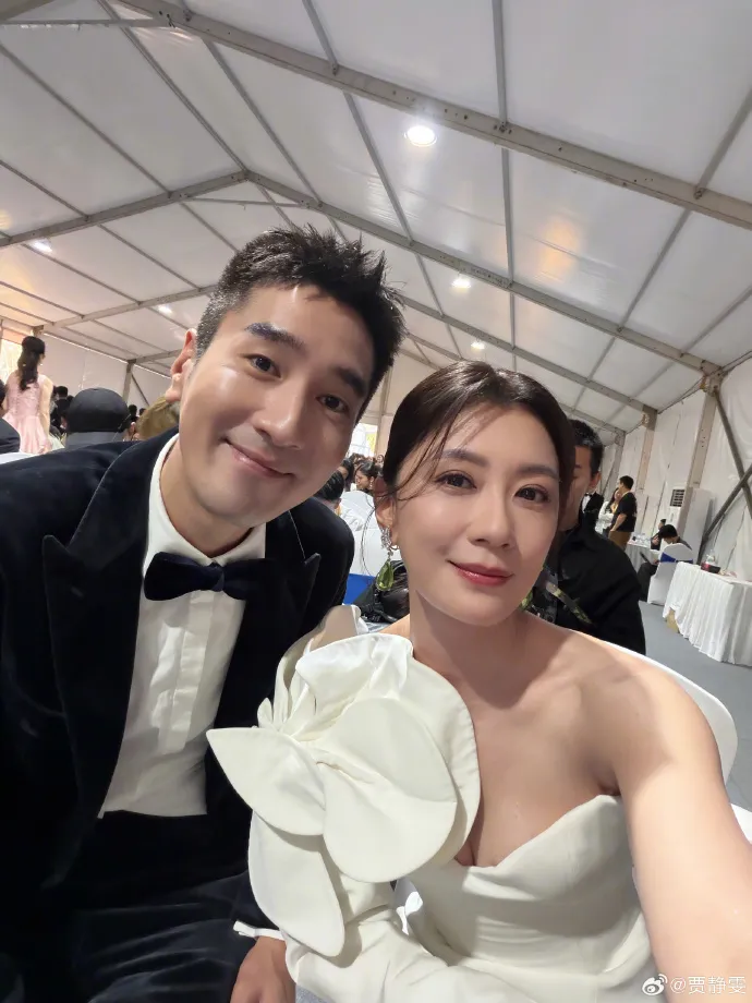 賈靜雯與入圍男配角的趙又廷合照。翻攝賈靜雯微博