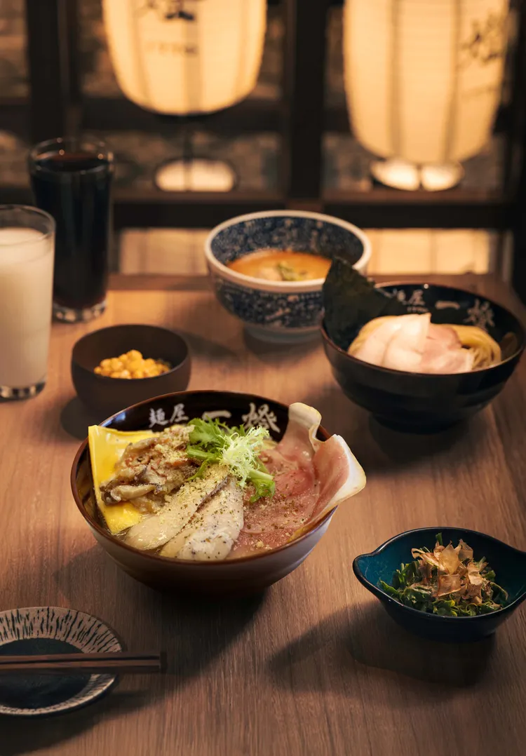 文心秀泰店限定「奶白菌菇培根拉麵」在日式拉麵中加入燻骨腿，撒上綜合香料和起司粉，碰撞出前所未有的味覺驚喜。業者提供