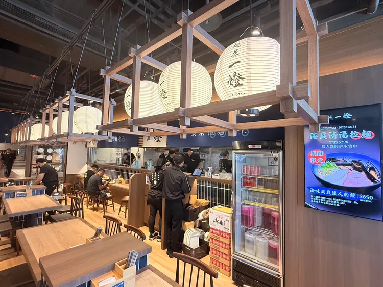 文心秀泰店延續品牌一貫日式簡潔的木質風格，並提升座位舒適度與吧檯互動感。陳揚盛攝