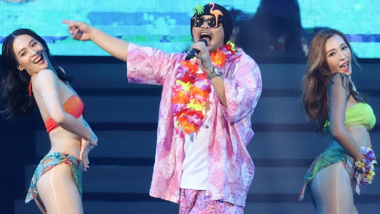 黄明志（中）演唱会有辣妹伴舞。资料照片