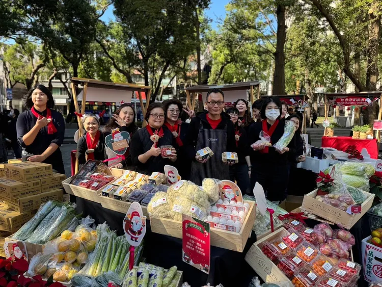 台北晶華酒店董事總經理吳偉正邀請民眾一同前來慈善市集，在冬日暖陽與樂音中共同感受城市最溫暖的聖誕氛圍。業者提供