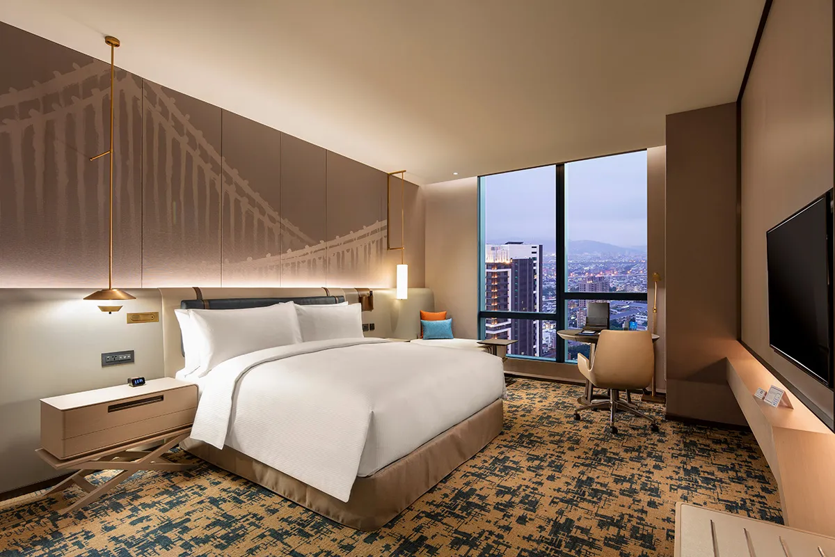 適逢酒店週年慶，即日起至12/31凡為希爾頓榮譽客會會員並入住指定專案，即可參加週年慶抽獎活動，有機會把住宿或餐飲好禮帶回家。新板希爾頓酒店提供