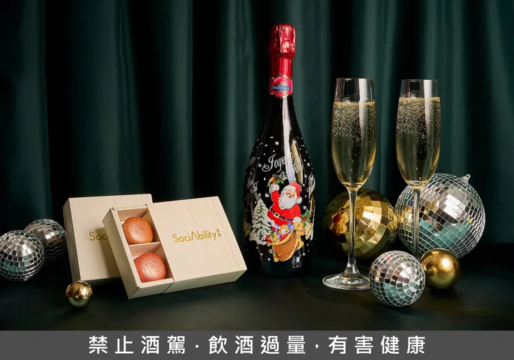 台北新板希爾頓酒店佳節限定「Sparkling Stay」住房專案，平日每晚4538元起，入住即可獲得聖誕驚喜伴手禮，打造充滿節慶氛圍的冬日旅宿體驗。新板希爾頓酒店提供