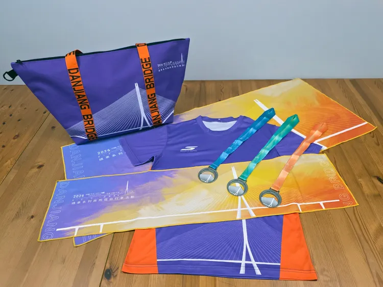 2026淡江大橋通車系列路跑暨自行車活動限定版選手物資。公路局提供