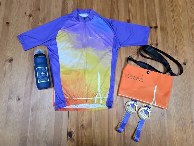 2026淡江大橋通車系列路跑暨自行車活動限定版選手物資。公路局提供