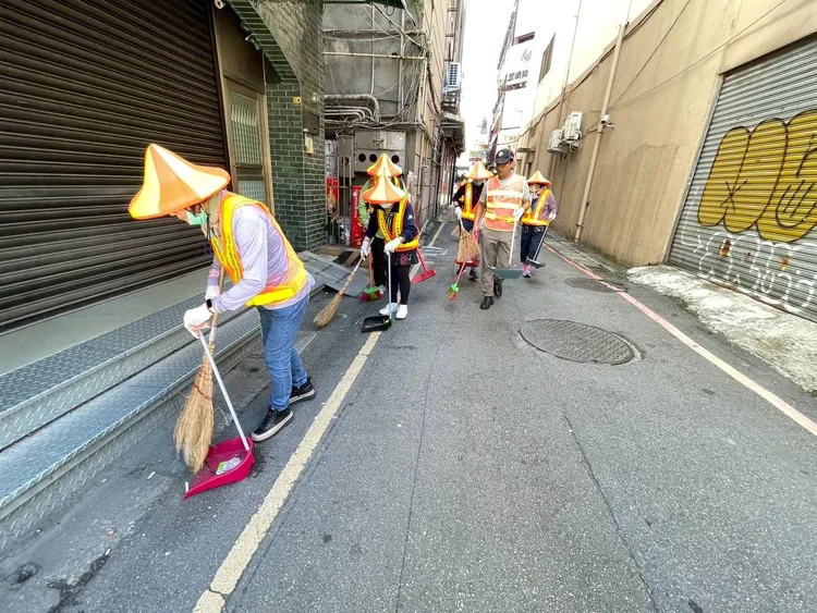環保志工清掃街道。環保局提供