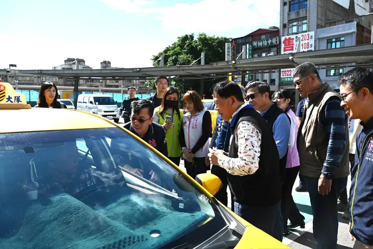 环管处长张书豪等人向运将宣导烟蒂不落地。环保局提供