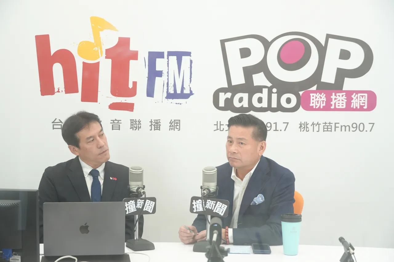 国民党台北市党部主委戴锡钦（右）认为「蓝白合」蒋万安可以帮民众党议员站台。《POP撞新闻》提供