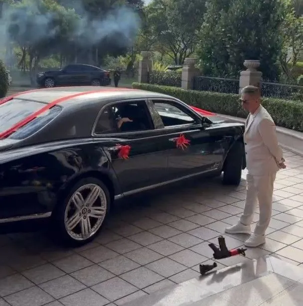 新娘不丢扇丢枪。翻摄画面