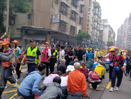 「粉紅超跑」進駕中和　香燈腳夾道恭迎！中和警動員300警力沿途維安