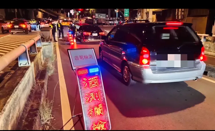 北市警擴大臨檢。翻攝畫面