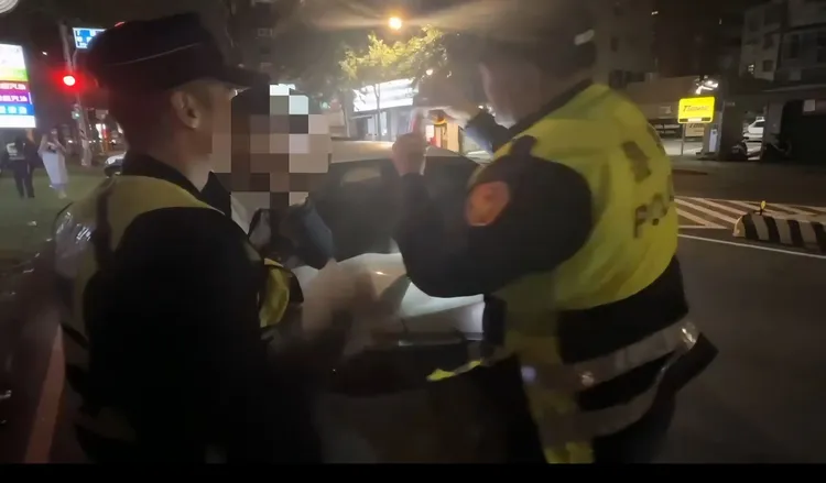 警方使用新式毒品快篩試劑。翻攝畫面