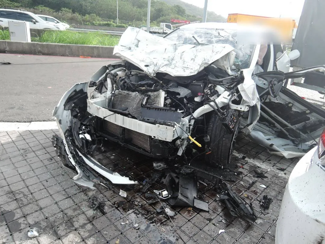 又是杨梅休息站！　男启用辅助驾驶竟冲进站撞毁5车酿3伤