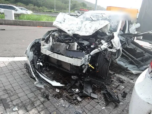 又是楊梅休息站！　男子啟用輔助駕駛衝進休息站撞壞5車釀3傷