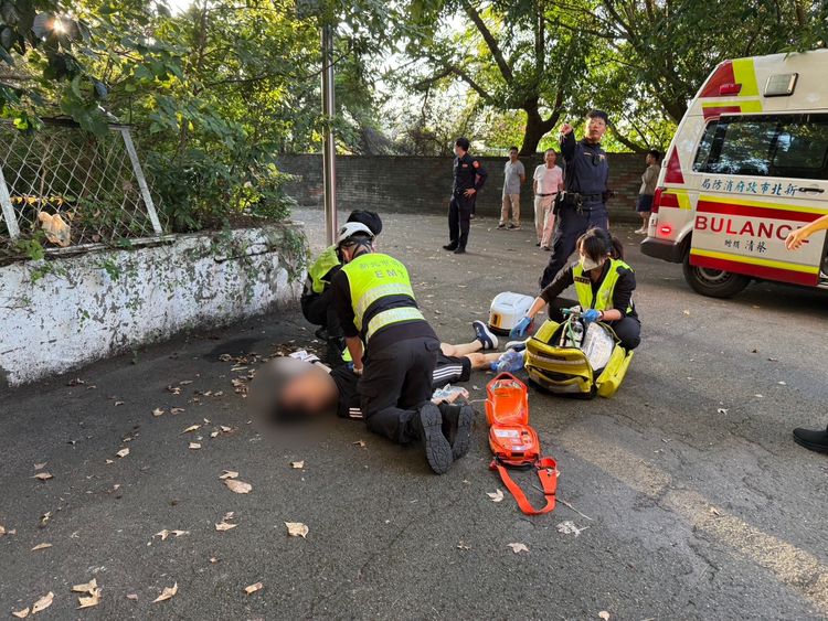 CPR、AED到交管開道！中和警員協力大出動　路倒中年男奇蹟式救回一命