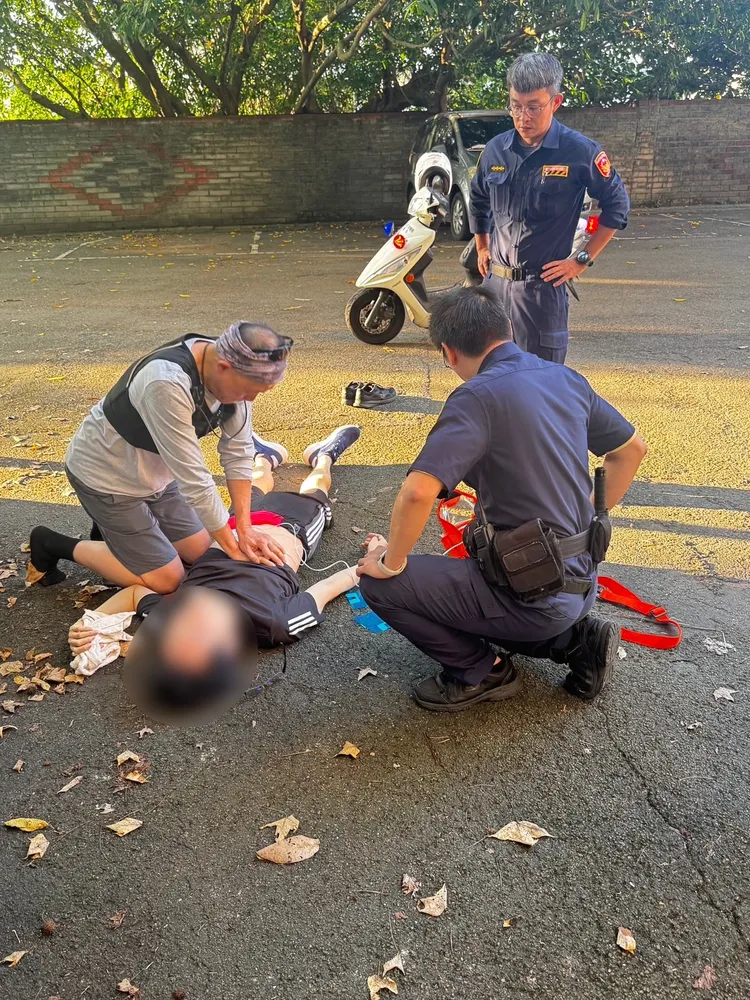 中和警員與民眾協力出擊，有人施作CPR、AED，有人則負責交管開道，在最短時間內搶救人命。翻攝畫面