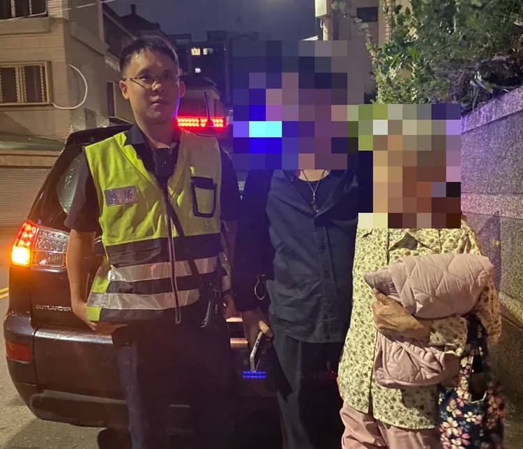 施男急奔派出所求助寻母，幸好圆满落幕。翻摄画面