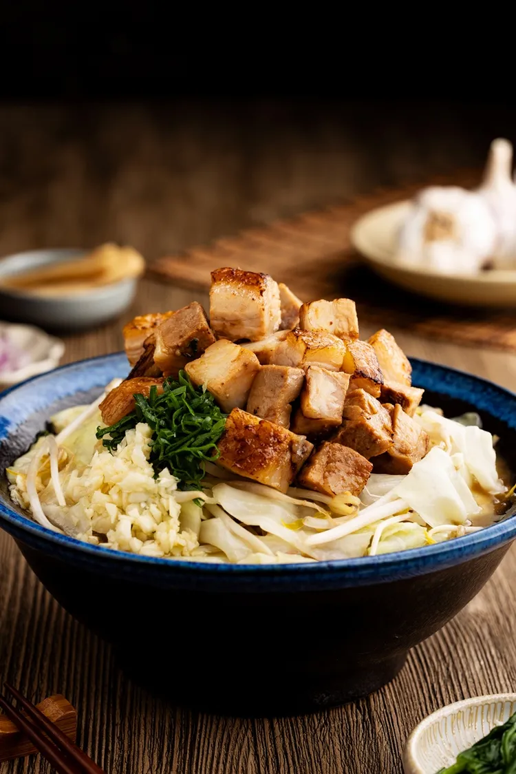 樂麵屋二郎風蒜味拉麵330元。業者提供