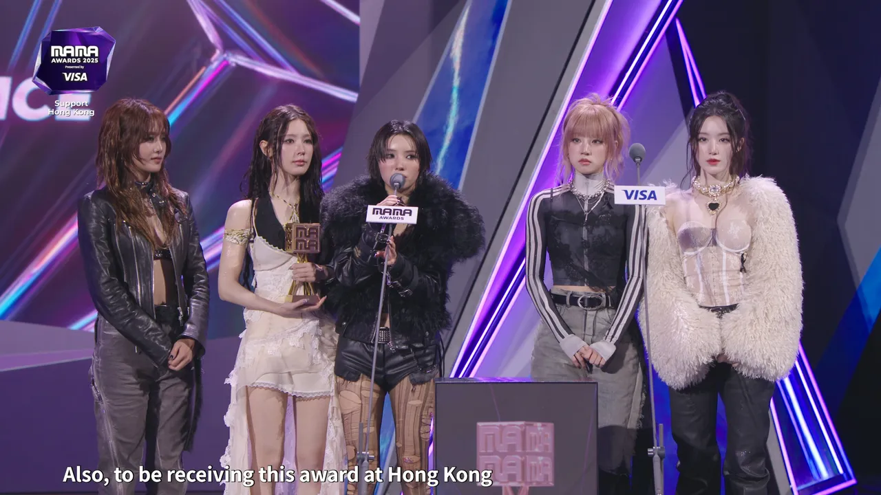 i-dle拿下粉丝选择奖，宋雨琦（右二）呼吁观众为香港赈灾尽一份心力。翻摄Mnet