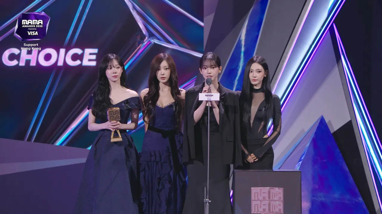 aespa获颁粉丝选择奖，中国成员Ningning（右）慰问香港大火受难者。翻摄Mnet