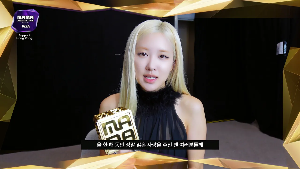 ROSÉ和火星人布鲁诺合唱的《APT.》得年度歌曲奖。翻摄Mnet