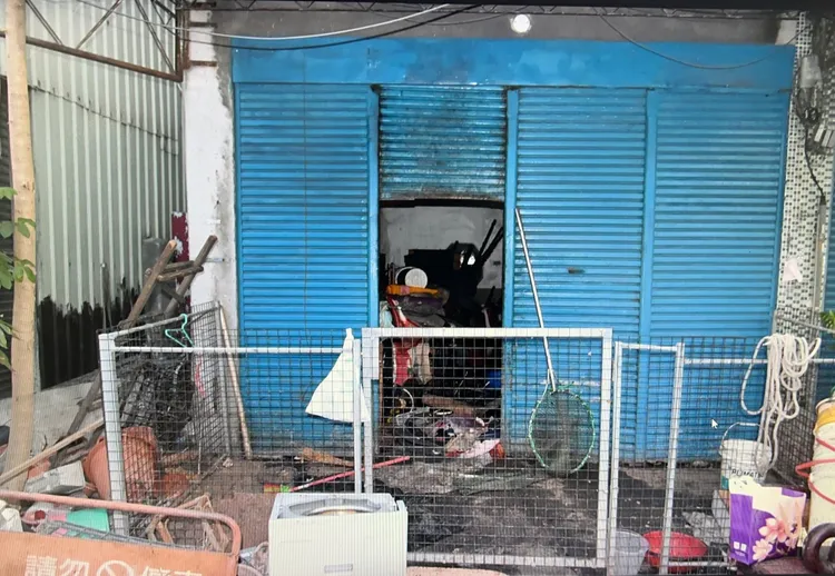 劉姓獨居老人23日被發現陳屍家中，死亡多日已腐敗。翻攝畫面