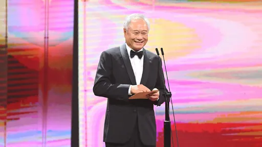 金马奖最受欢迎吉祥物！71岁李安满头白发颁奖　韩裔新导演满脸崇拜