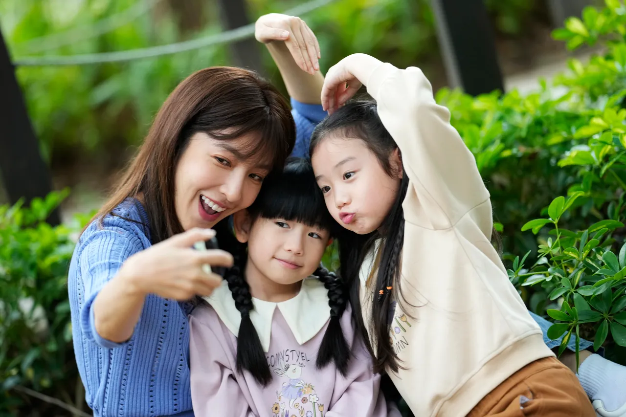 《看看你有多爱我》杨谨华在剧中拥有一对可爱的双胞胎女儿。Hami Video提供