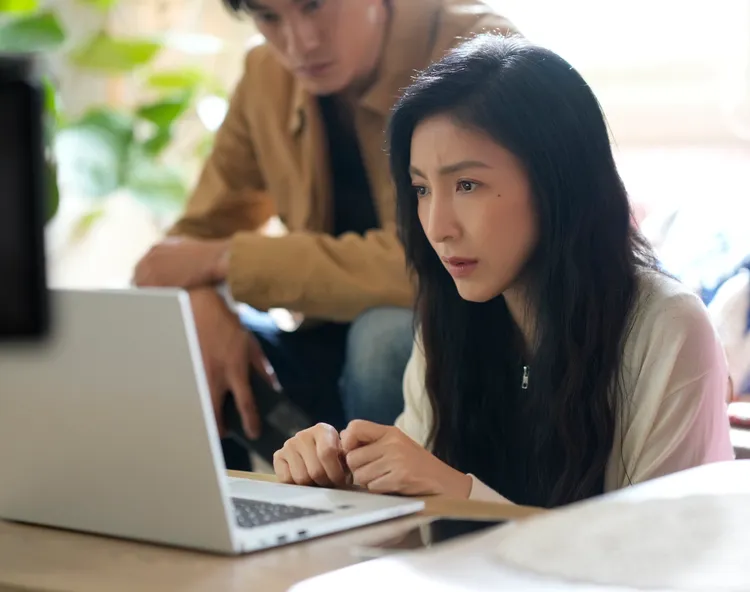 《看看你有多爱我》杨谨华在剧中惊觉发现大女儿真的失踪。Hami Video提供