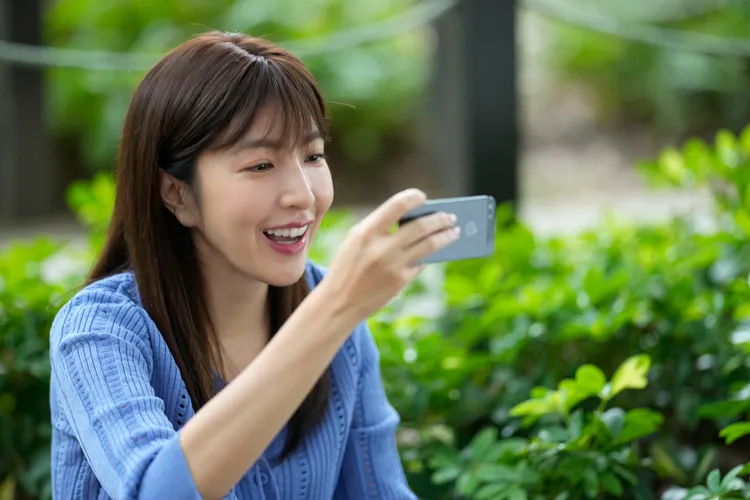 《看看你有多愛我》楊謹華在劇中因為記錄女兒生活而成為親子網紅。Hami Video提供