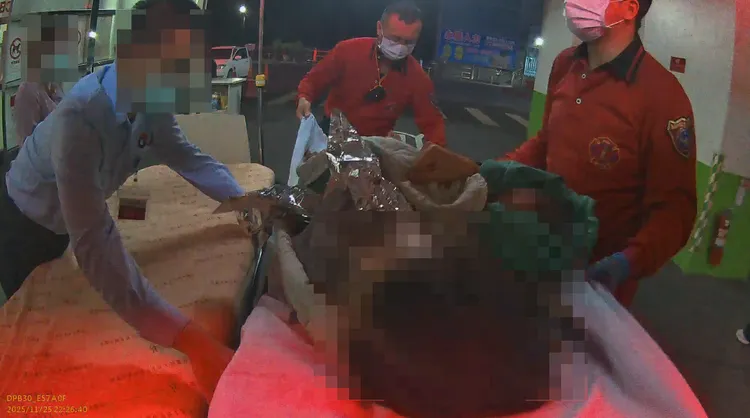 嘉市一名孕妇要生第二胎，警消获报到场，来不及送医当场协助生产。翻摄照片