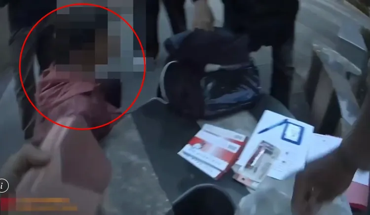 女車手被派到指定地點面交，即使面前是派出所也要裝鎮定，而賊星該敗，警員出現將其包圍逮捕。翻攝畫面