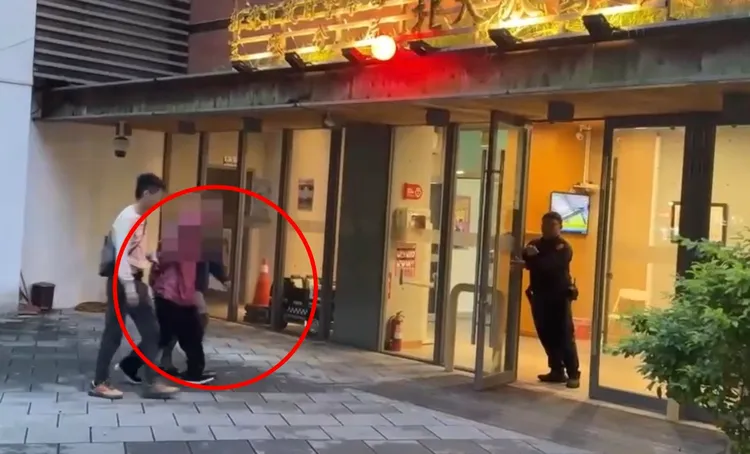 诈团误判「最危险的地方就是最安全」，约在北大派出所旁面交，取信被害人不成，当场被警方逮个正著，最快速度送入警局侦讯。翻摄画面