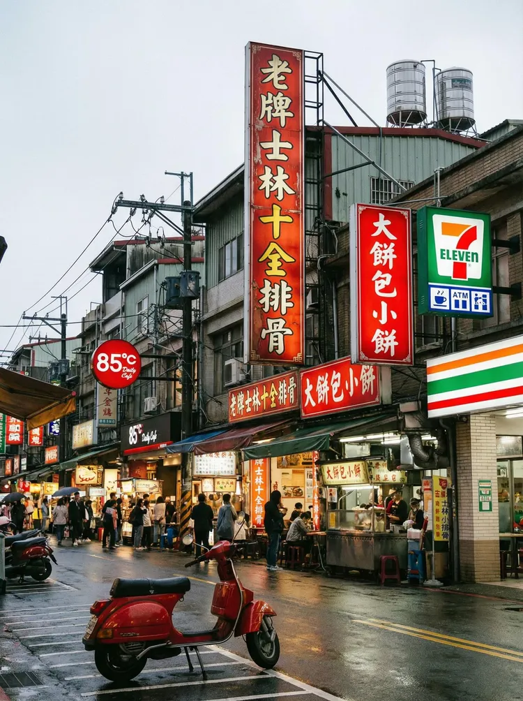 Gemini生成的AI街景圖幾可亂真，還解決了中文字亂碼問題。翻攝自臉書 @AI咒語公社