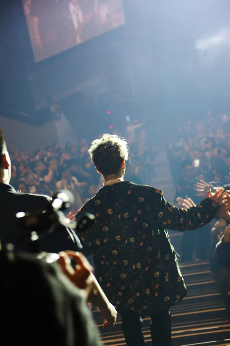 佐藤健從6樓觀眾席現身，開放粉絲攝影。KKLIVE提供