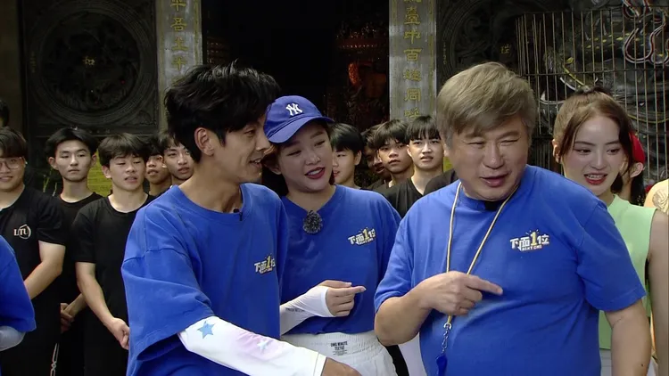  《综艺大集合》胡瓜歪楼逼问谁帅。民视提供