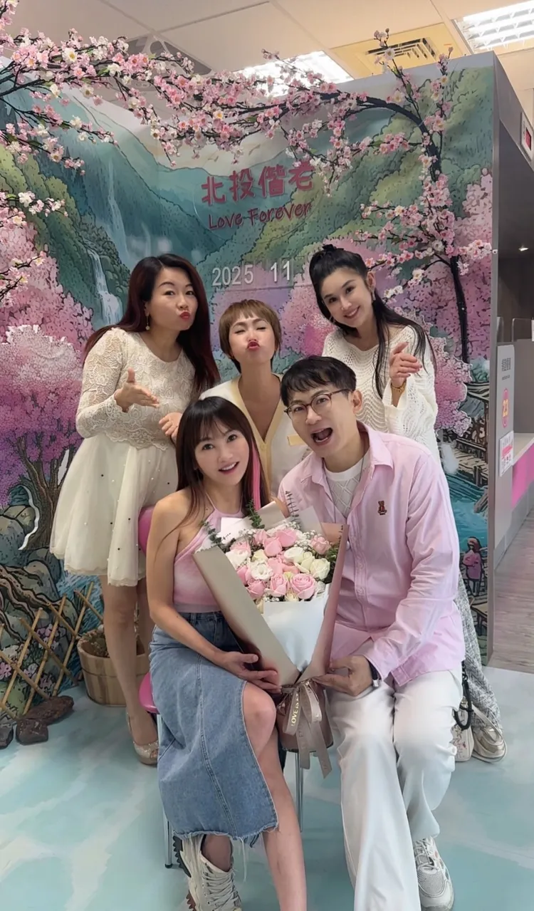 王宥忻在好友的見證下，再次登記結婚。《女神愛啪啪 IPAPA》提供