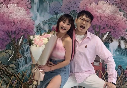 10亿身家歌手王宥忻惊爆喜讯　跟高大男子进户政事务所登记结婚