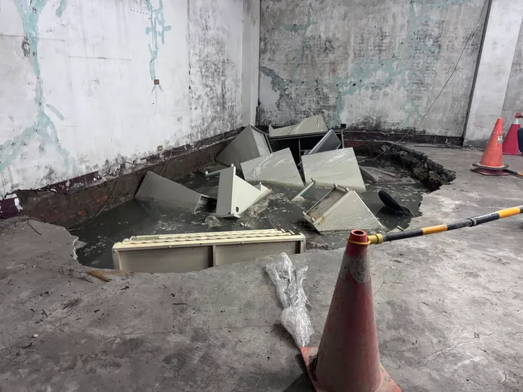 放置在倉庫內的家具墜落至充滿水的坑洞中。翻攝施偉政臉書