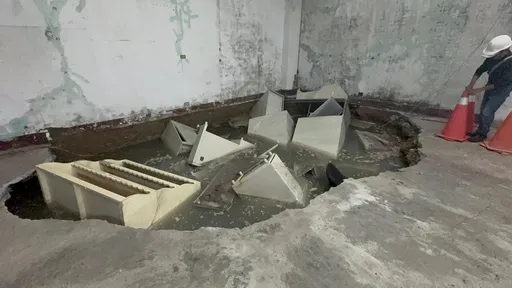 疑工地開挖釀禍！基隆民宅驚見「天坑」　家具墜洞泡水畫面曝