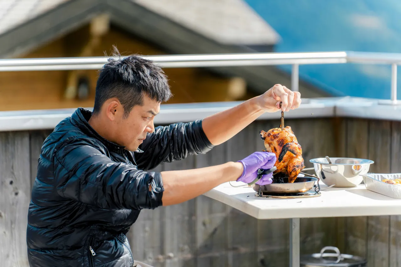 姚元浩烤焦整只鸡。好看娱乐提供