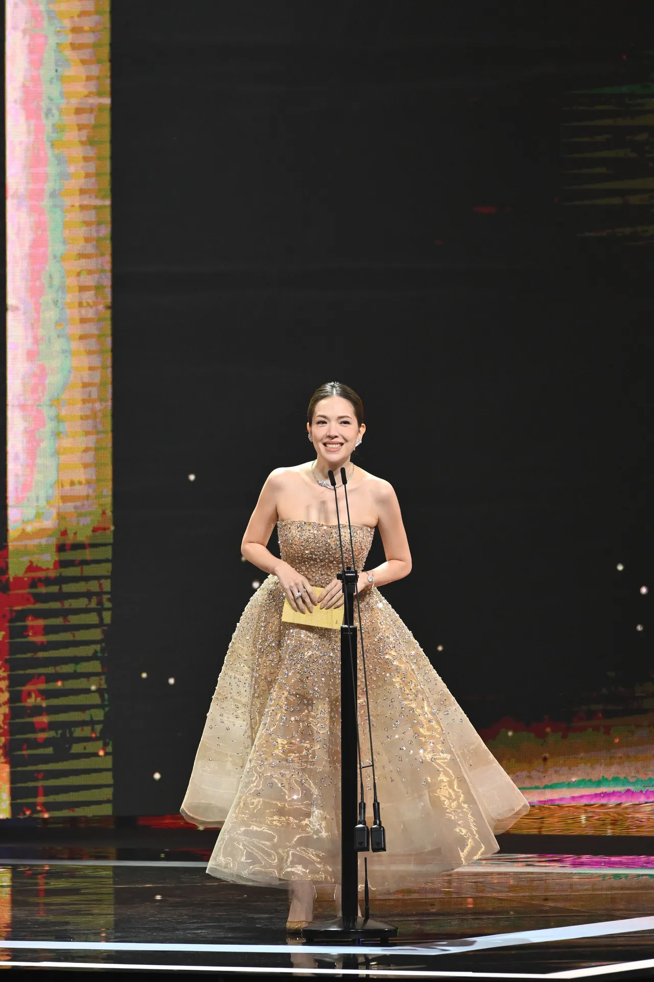 許瑋甯產後亮麗復出，昨擔任頒獎人，下周五將補辦婚宴。金馬執委會提供