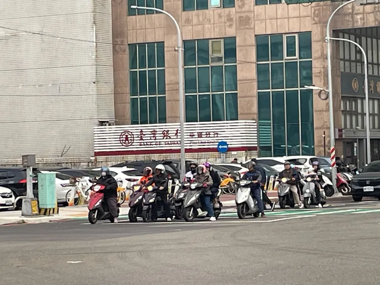 路過民眾觀看。張沛森攝