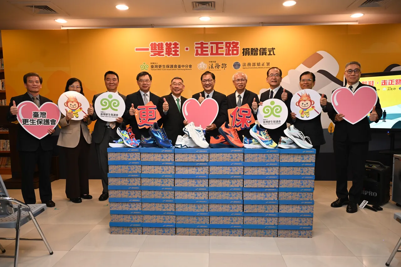 法務部「一雙鞋、走正路」贈鞋儀式，今日圓滿落幕。法務部提供