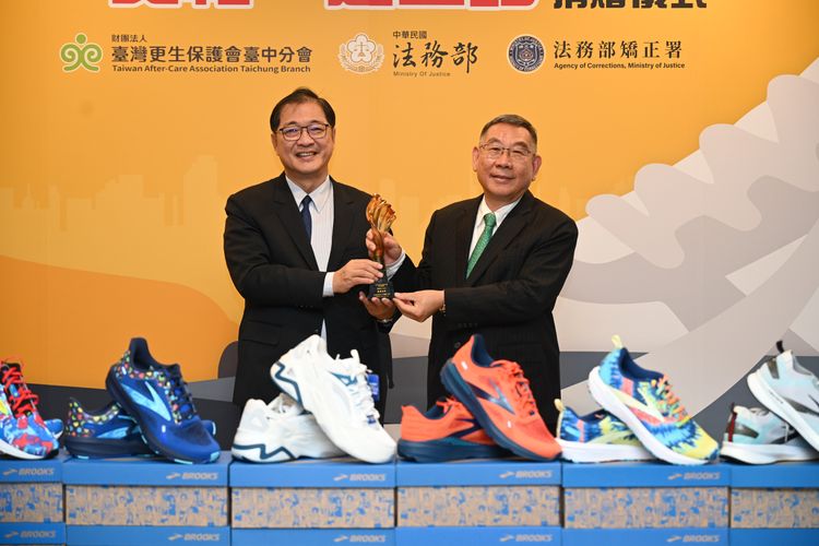 一雙鞋走正路！弱勢更生人獲贈「潮流新鞋」　踏穩復歸社會每一步