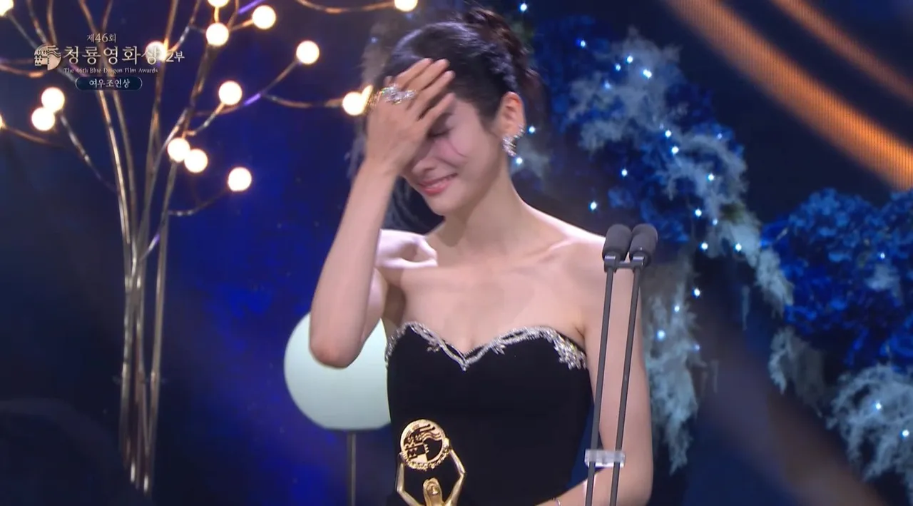 朴智贤得奖激动哭了。翻摄chzzk