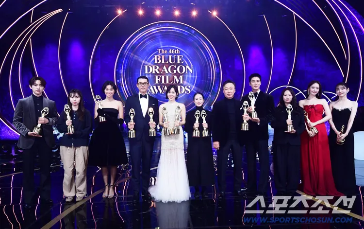 第46届青龙奖得主大合照，孙艺真（左五）、李星民（右五）主演的《征人启弑》夺7项成最大赢家。翻摄朝鲜体育